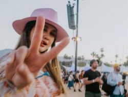 7 Gaya Kece Luna Maya Nonton Coachella, Pamer Perut Rata