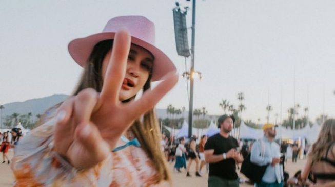 Gaya Kece Luna Maya Nonton Coachella (Instagram/@lunamaya)
