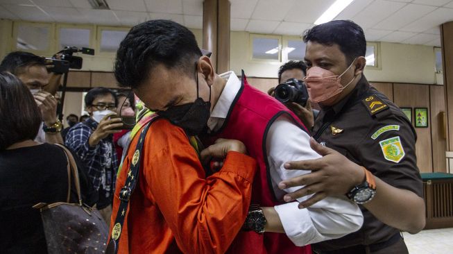Terdakwa kasus dugaan pelanggaran Undang-Undang (UU) ITE Adam DeniGearaka (tengah) memeluk orang tuanya usai menjalani sidang pembacaan tuntutan di Pengadilan Negeri Jakarta Utara, Senin (30/5/2022). ANTARA FOTO/Dhemas Reviyanto