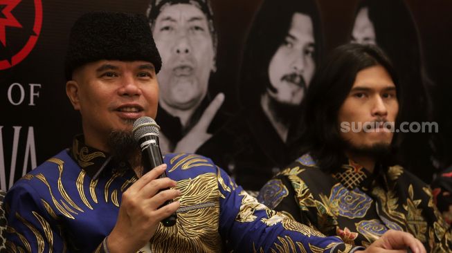 Pendiri grup musik Dewa 19 Ahmad Dhani (kiri) memberikan keterangan pers dalam acara "Anniversary Tour 30 Years Of Dewa 19" di Jakarta, Selasa (19/4/2022). [Sheralot.com/Angga Budhiyanto]