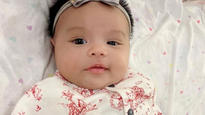 Ekspresi Baby Ameena saat Difoto (Instagram/@ameenaatta)