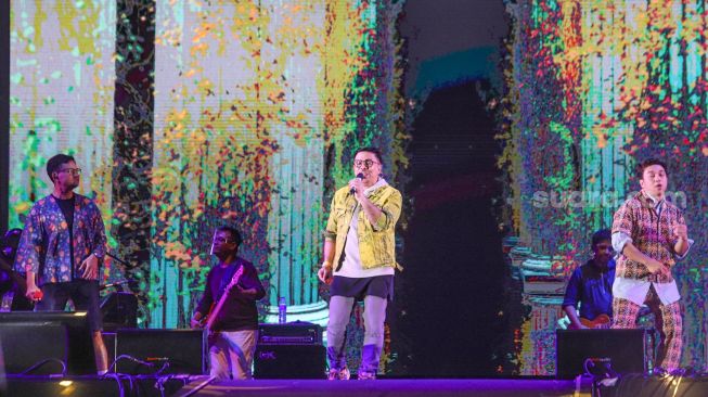 Aksi panggung grup musik Kahitna merayakan ulang tahun ke 34 saat gelaran Drive In Concert di Jiexpo Kemayoran, Jakarta Pusat, Sabtu (29/8). [Sheralot.com/Alfian Winanto]