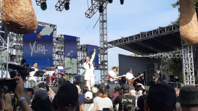Yura Yunita tampil di Joyland Bali 2022, Sabtu (26/3/2022) [Sheralot.com/Evi Ariska]