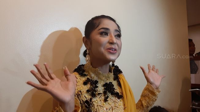 Dewi Perssik saat ditemui di Jakarta Convention Center, Jakarta Pusat, Sabtu (11/1/2020). [Sheralot.com/Herwanto]