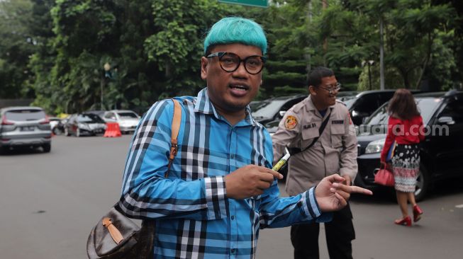 Presenter Uya Kuya tiba untuk menjalani pemeriksaan di Polda Metro Jaya, Jakarta, Rabu (25/5/2022). [Sheralot.com/Angga Budhiyanto]
