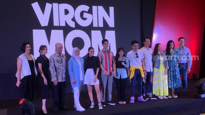 Konferensi pers series Virgin Mom yang dibintangi Al Ghazali dan Amanda Rawles di Jakarta, Rabu (11/5/2022). [Adiyoga Priyambodo/Sheralot.com]