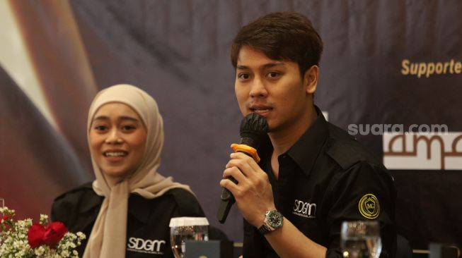 Pendiri Leslar Entertainment Rizky Billar (kanan) didampingi Lesti Kejora memberikan keterangan pers kolaborasi mereka bersama MiniGold di AMANA Venue, Jagakarsa, Jakarta, Kamis (31/3/2022). [Sheralot.com/Angga Budhiyanto]