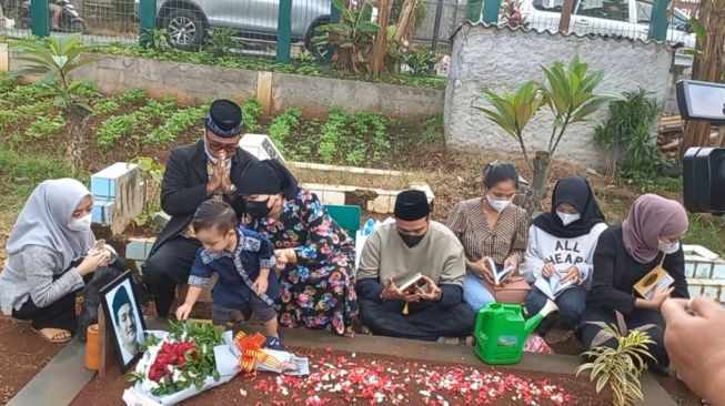 Keluarga Haji Faisal ziarah ke makam Vanessa Angel dan Bibi Ardiansyah di TPU Malaka, Jakarta pada Sabtu (26/2/2022) [Sheralot.com/Adiyoga Priyambodo]