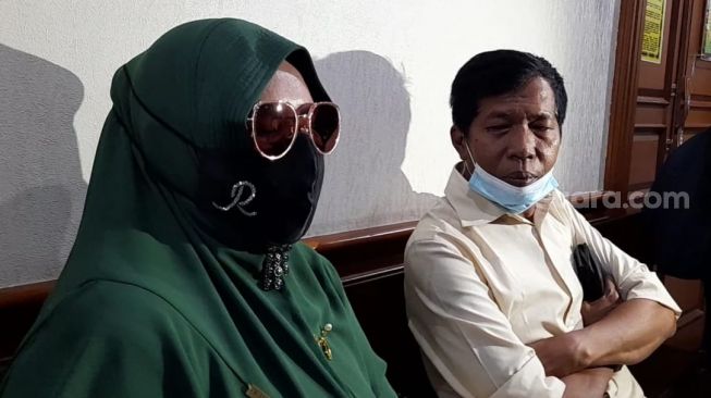 Kiwil dan istri pertama, Rohimah sebelum menjalani sidang cerai di Paengadilan Agama Jakarta Selatan, Rabu (17/2/2021). [Yuliani/Sheralot.com]