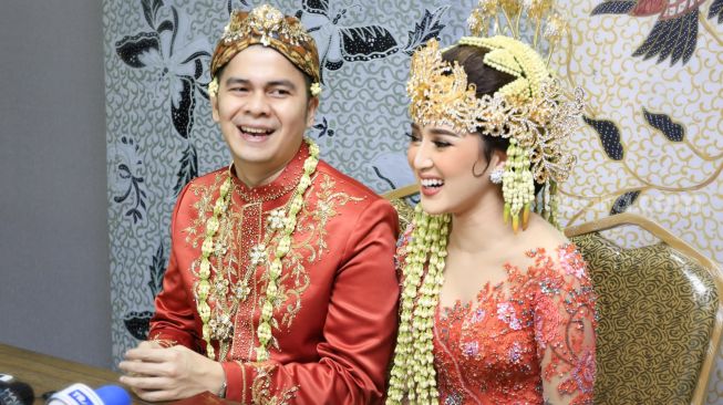 Ekspresi Aktor Handika Pratama dan istrinya, Rosiana Dewi saat menggelar konferensi pers pernikahan mereka di Kawasan Kuningan, Jakarta Selatan, Minggu (20/12). [Sheralot.com/Alfian Winanto]
