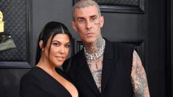 Pakai Mini Dress, Kourtney Kardashian Legalkan Pernikahan dengan Travis Barker