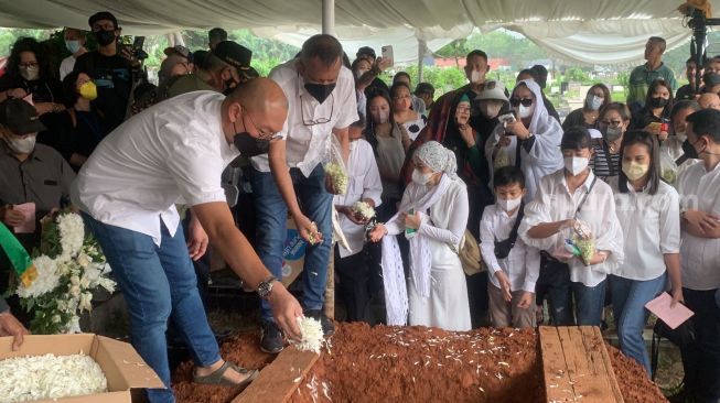 Suasana pemakaman Rima Melati di TPU Tanah Kusir, Jakarta Selatan, Sabtu (25/6/2022) [Sheralot.com/Ficky Ramadhan]