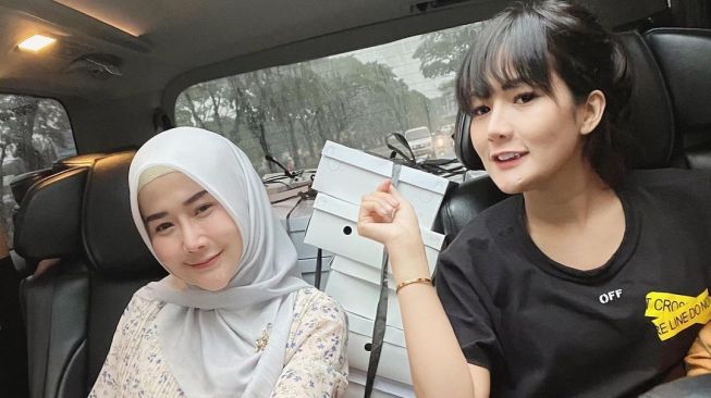 Marissa Icha besama sang kakak, Irene Bermawi. [Instagram]