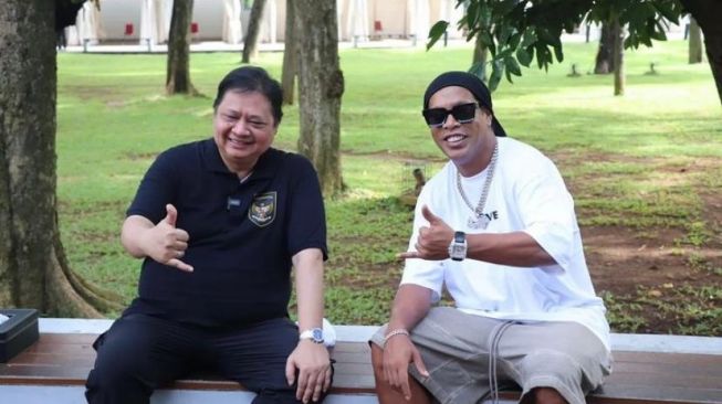 Menteri Airlangga Hartanto dan Ronaldinho. [Instagram]
