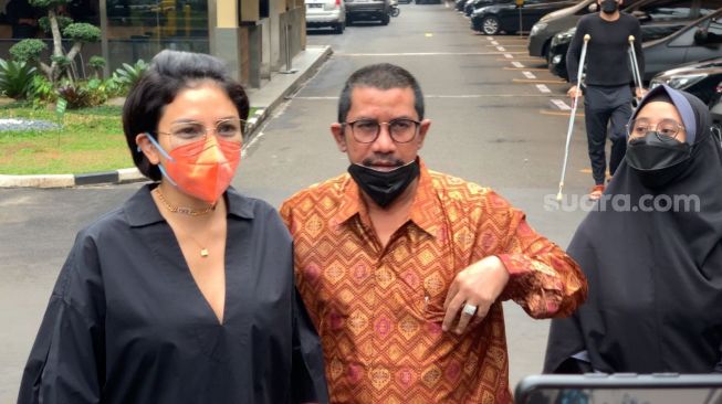Nikita Mirzani dan kuasa hukumnya Fahmi Bachmid di Gedung Divisi Propam Polri [Sheralot.com/Adiyoga Priyambodo]