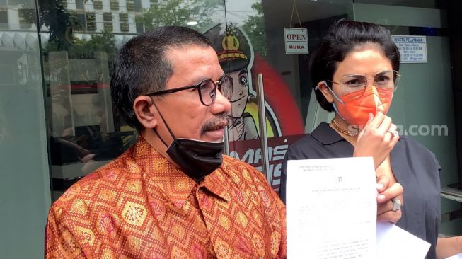 Nikita Mirzani memberikan keterangan usai laporkan penyidik Polres Serang ke Propam Mabes Polri