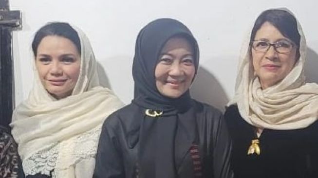 Nurul Arifin (kanan) bersama istri Ridwan Kamil Atalia Praratya (tengah) dan Yati Airlangga (kiri). [Instagram]