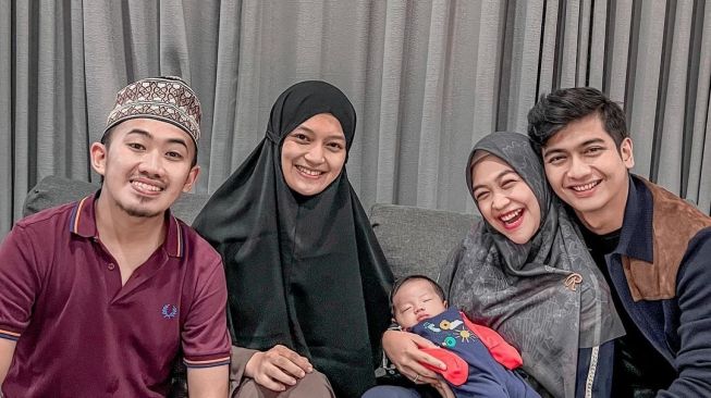 Keluarga Ria Ricis dan ustaz Syam (Instagram/@riaricis1795)