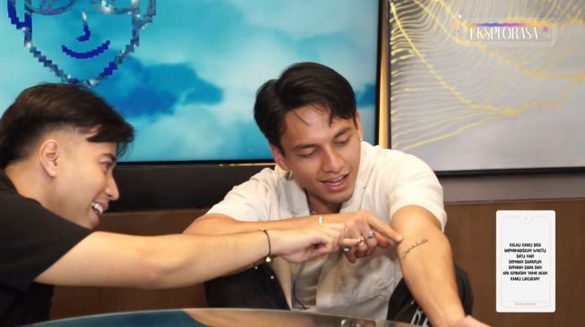 Jefri Nichol menunjukkan tato di tangannya [YouTube/Vidi Aldiano]