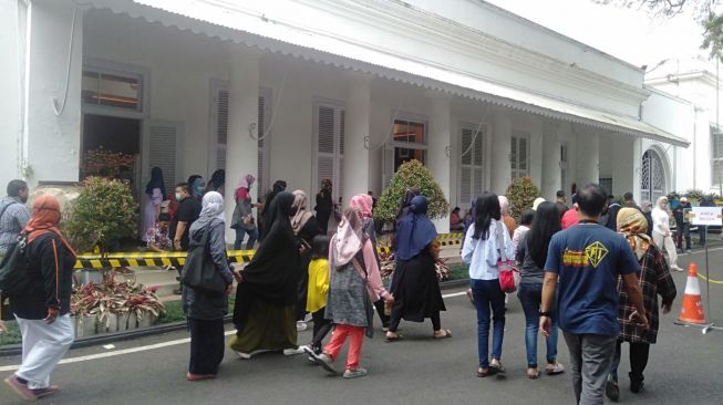 Warga Antusias Datang ke Gedung Pakuan Bandung. [Sheralot.com/Adit Rianto]