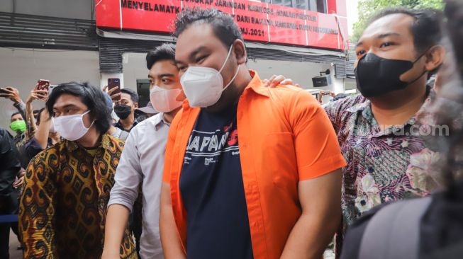 Komika Fico Fachriza dihadirkan saat rilis kasus narkoba yang menjerat dirinya di Polda Metro Jaya, Jakarta Selatan, Jumat (14/1/2022). [Sheralot.com/Alfian Winanto]