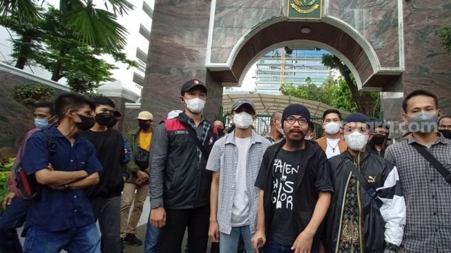 Para korban dari Indra Kenz dan Doni Salmanan menggelar aksi unjuk rasa di depan Gedung Kejaksaan Agung, Jakarta Selatan, Selasa (21/6/2022) [Sheralot.com/Rena Pangesti]