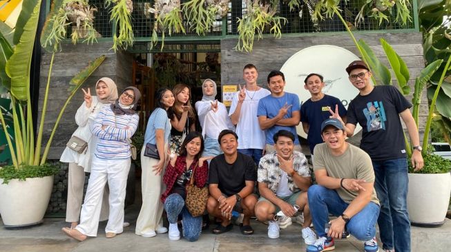 Emmeril Kahn Mumtadz alias Eril bersama kawan-kawannya, saat berlibur ke Bali. [Instagram @putureza]