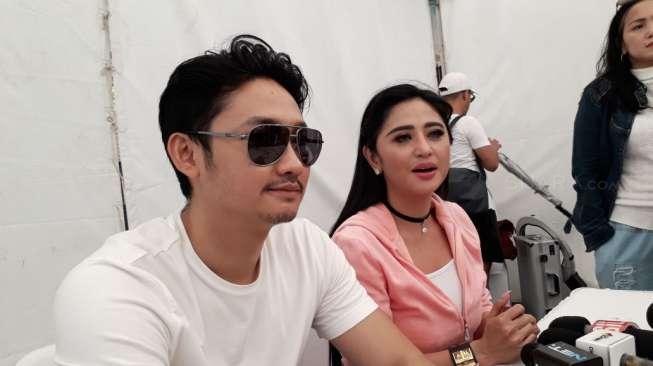 Dewi Perssik ditemani suami, Angga Wijaya, tampil di kawasan Sarinah bersamaan dengan Car Free Day, Jalan MH Thamrin, Jakarta Pusat, Minggu (26/11/2017). [suara.com/Ismail]