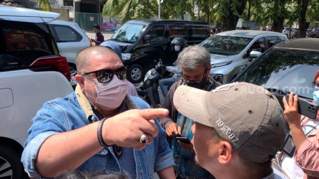 Razman Arif Nasution bersitegang dengan perwakilan kedai Kopi Johny di kawasan Kelapa Gading [Sheralot.com/Adiyoga Priyambodo]