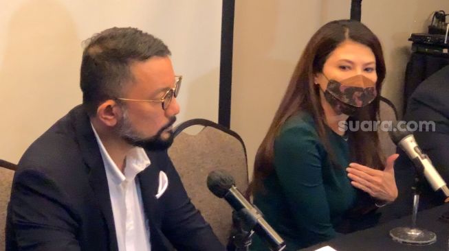 Tamara Bleszynski menggelar konferensi pers dalam kasus penipuan di kawasan Kemang, Jakarta Selatan, Rabu (22/6/2022). [Adiyoga Priyambodo/Sheralot.com]
