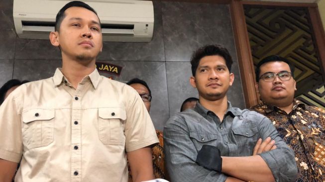 Iko Uwais setelah menjalani pemeriksaan di Polres Metro Bekasi, Jumat (17/6/2022) [Sheralot.com/Rena Pangesti]