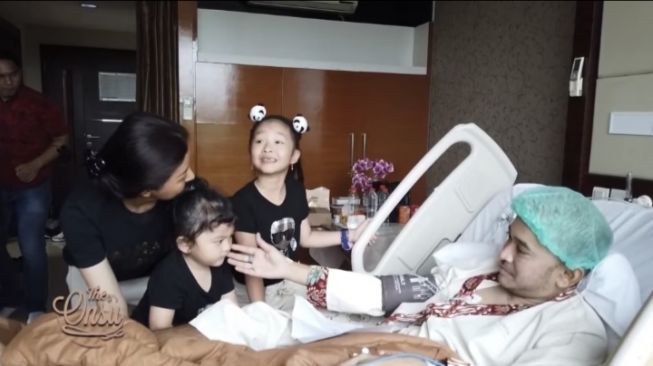 Momen Anak-Anak Jenguk Ruben Onsu di RS (YouTube/ TheOnsu)