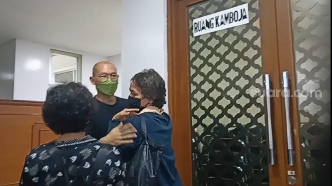 Putra Rima Melati, Aditya Tubuan menunggu jenazah sang ibu di RSPAD Jakarta Pusat, Kamis (23/6/2022). [Rena Pangesti/Sheralot.com]