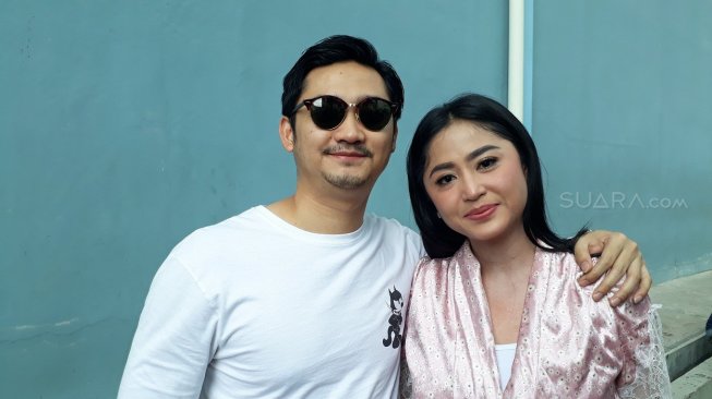 Dewi Perssik dan suami, Angga Wijaya. [Wahyu Tri Laksono/Sheralot.com]