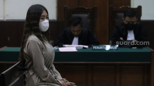 Selebgram Ayu Thalia menjalani sidang lanjutan kasus dugaan pencemaran nama baik terhadap Nicholas Sean dengan beragendakan pembacaan putusan sela di Pengadilan Negeri Jakarta Utara, Selasa (31/5/2022). [Sheralot.com/Angga Budhiyanto]