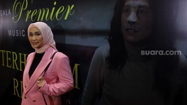 Istri Putra Siregar, Septia Siregar ditemui saat acara rilis music video "Terhukum Rindu" di Epicentrum XXI, Jakarta, Rabu (1/6/2022). [Sheralot.com/Angga Budhiyanto]