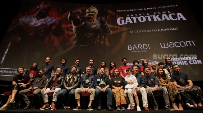 Para pemain, sutradara, dan produser film Satria Dewa: Gatotkaca berfoto bersama saat konferensi pers film terbarunya di Epicentrum XXI, Jakarta, Senin (6/6/2022). [Sheralot.com/Angga Budhiyanto]