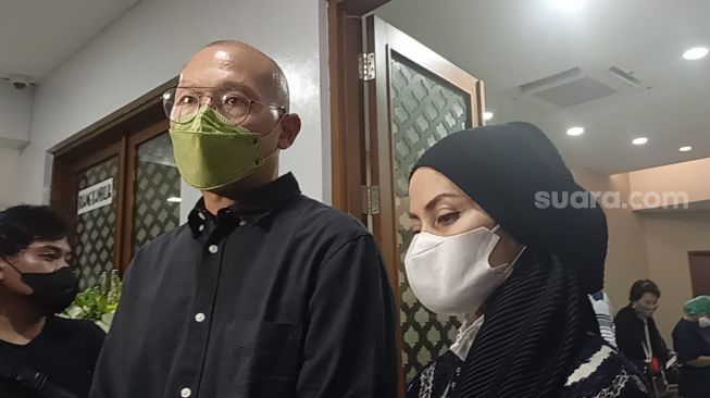 Anak Rima Melati, Aditya Tumbuan bersama istri, Marissa Tumbuan di rumah duka di  RSPAD, Jakarta Pusat pada Kamis (23/6/2022). [Rena Pangesti/Sheralot.com]