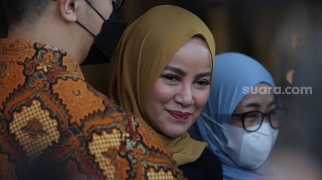 Model Olla Ramlan ditemui usai menghadiri sidang cerai perdana di Pengadilan Agama Jakarta Selatan, Senin (4/4/2022). [Sheralot.com/Angga Budhiyanto]