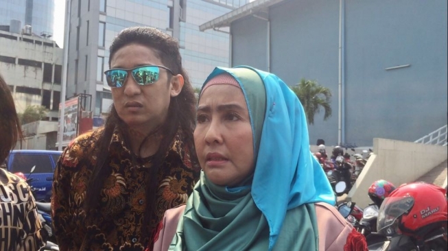 Tessa Mariska dan pengacaranya, Firdaus Oiwobo, saat ditemui di Jalan Kapten P. Tendean, Mampang Prapatan, Jakarta Selatan, Kamis (9/8/2018).
