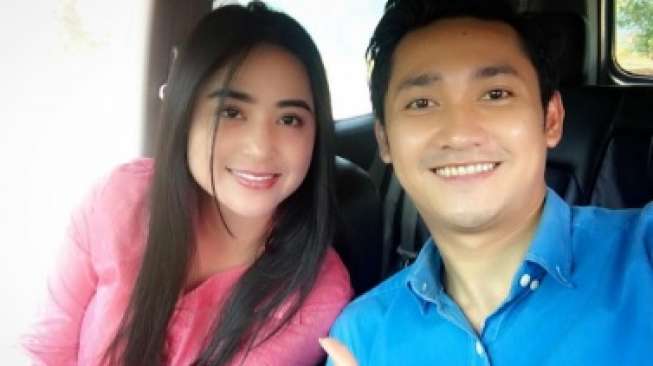 Dewi Perssik dengan Angga Wijaya. [Instagram]
