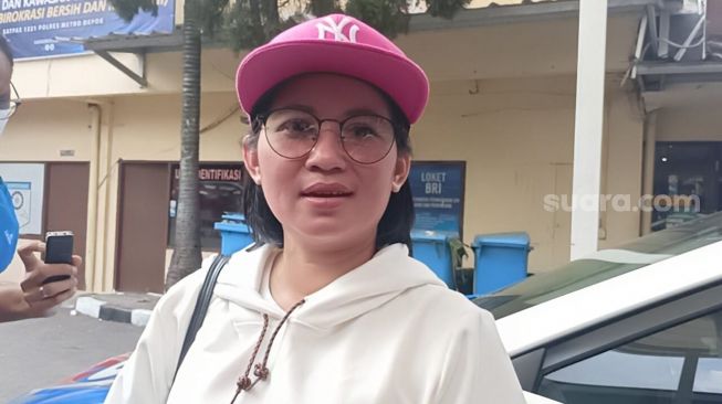 Tiara Marleen jalani wajib lapor di Polres Depok, Senin (20/6/2022). [Rena Pangesti/Sheralot.com]