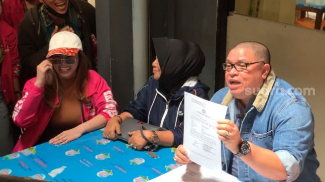 Denise Chariesta datangi tempat jumpa pers Razman Arif Nasution di Kwang Koan Kopi Johny [Sheralot.com/Adiyoga Priyambodo]