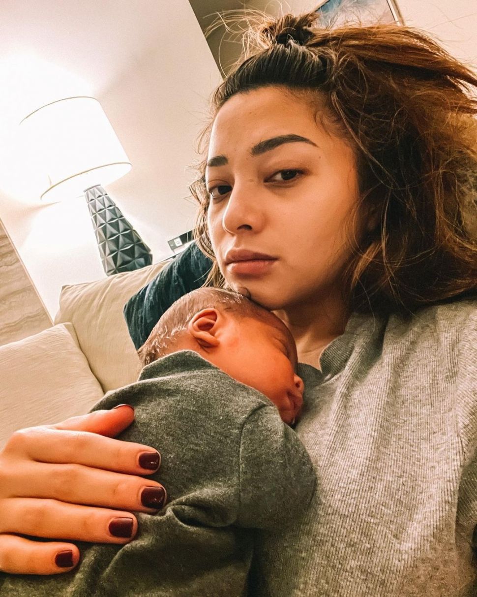 Nikita Willy bersama bayinya. [Instagram]
