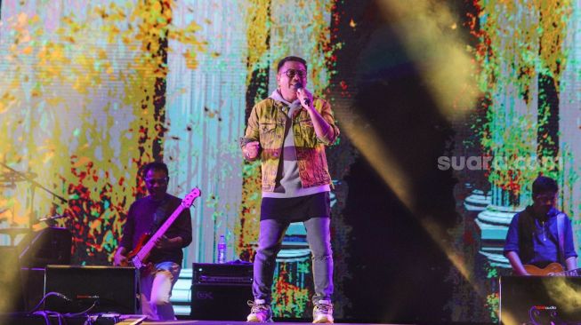 Aksi panggung salah satu personil grup musik Kahitna, Carlo Saba menghibur penonton saat gelaran Drive In Concert di Jiexpo Kemayoran, Jakarta Pusat, Sabtu (29/8). [Sheralot.com/Alfian Winanto]