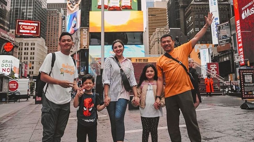 7 Potret Keluarga Anang Hermansyah di New York, Beli Makanan Khas Indonesia Seharaga Rp200 Ribu