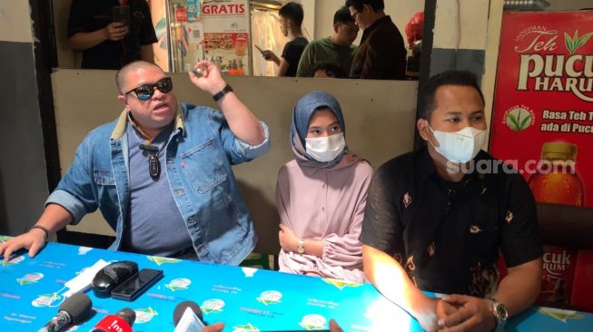 Razman Arif Nasution bersitegang dengan perwakilan kedai Kopi Johny di kawasan Kelapa Gading [Sheralot.com/Adiyoga Priyambodo]