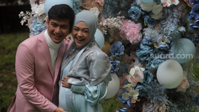 Ria Ricis dan Teuku Ryan menggelar acara bertajuk Gender Reveal di salah satu hotel di kawasan Kalibata, Jakarta, Rabu (18/5/2022). [Sheralot.com/Angga Budhiyanto]