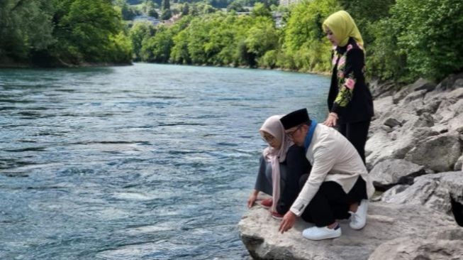 Ibunda Eril beserta suami, Ridwan Kamil dan putrinya di bantaran sungai Aare, lokasi Eril tenggelam. [Facebook/jabarprovgoid]