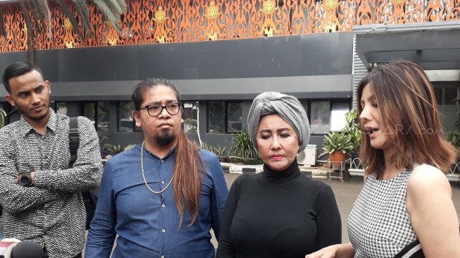 Tessa Mariska dan Medina Moesa mendatangi Polda Metro Jaya menanyai kejelasan kasusnya dengan Nikita Mirzani. [Wahyu Tri Laksono/Sheralot.com]
